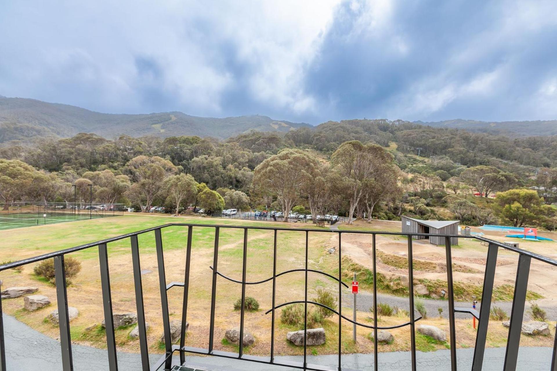 Village Green 2 Bedroom Loft Townhouse With Views Fireplace And Garage Parking Thredbo Exterior photo