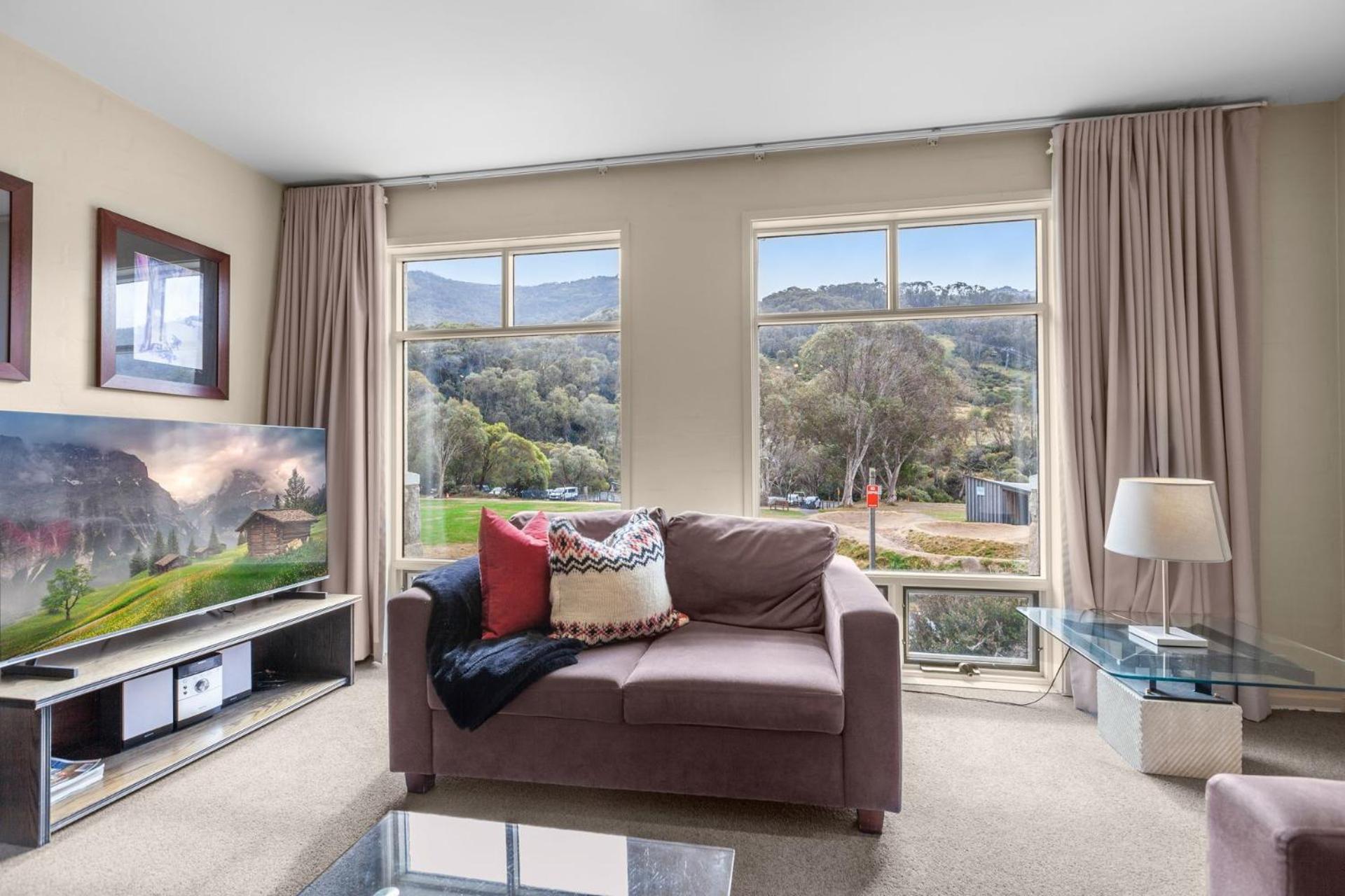 Village Green 2 Bedroom Loft Townhouse With Views Fireplace And Garage Parking Thredbo Exterior photo