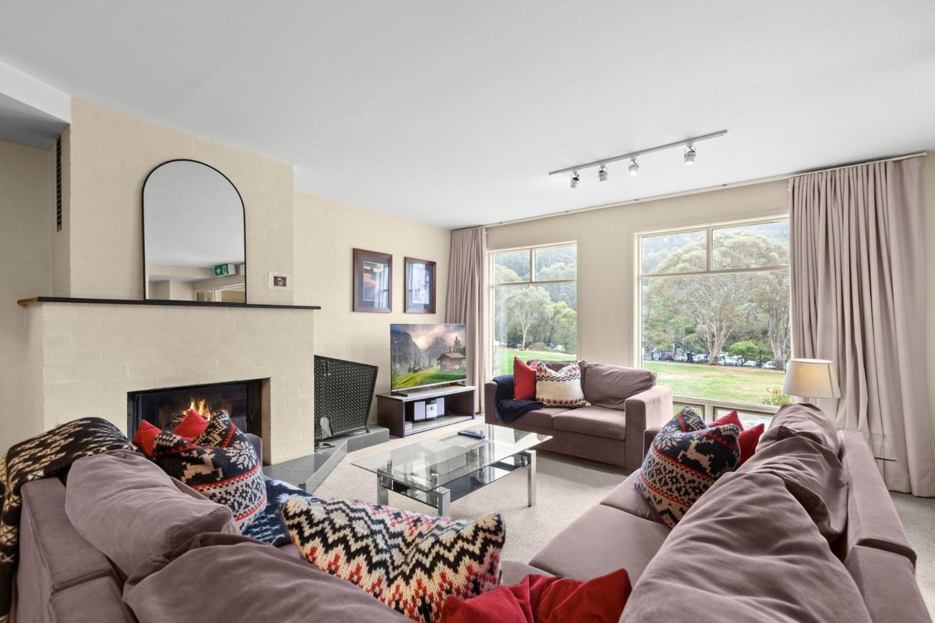 Village Green 2 Bedroom Loft Townhouse With Views Fireplace And Garage Parking Thredbo Exterior photo